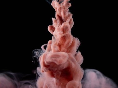 Suya gerçek boya damlaları düşer. Soyut pembe mürekkep bulutu çarpışması siyah arka planda izole edildi. Sıvı mermer deseni. Modern sanat. Soyut akrilik resim.