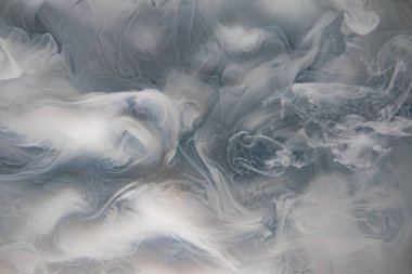 Suya gerçek boya damlaları düşer. Soyut beyaz mürekkep bulutu çarpışması siyah arkaplanda izole edildi. Sıvı mermer deseni. Modern sanat. Soyut akrilik resim.