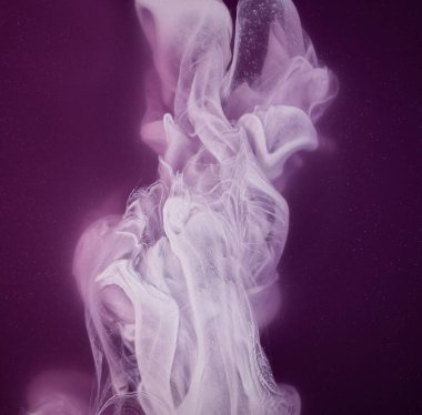 Suya gerçek boya damlaları düşer. Soyut beyaz mürekkep bulutu çarpışması menekşe arka planda izole edildi. Sıvı mermer deseni. Modern sanat. Soyut akrilik resim.