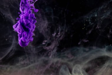 Suya gerçek boya damlaları düşer. Soyut mor mürekkep bulutu çarpışması siyah arkaplanda izole edildi. Sıvı mermer deseni. Modern sanat. Soyut akrilik resim.