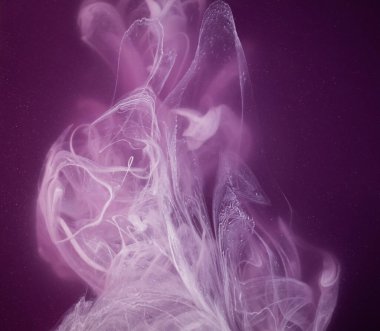 Suya gerçek boya damlaları düşer. Soyut beyaz mürekkep bulutu çarpışması menekşe arka planda izole edildi. Sıvı mermer deseni. Modern sanat. Soyut akrilik resim.