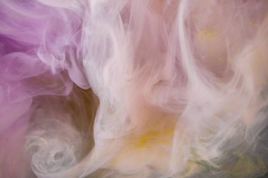 Suya gerçek boya damlaları düşer. Soyut pembe mürekkep bulutu çarpışması siyah arka planda izole edildi. Sıvı mermer deseni. Modern sanat. Soyut akrilik resim.