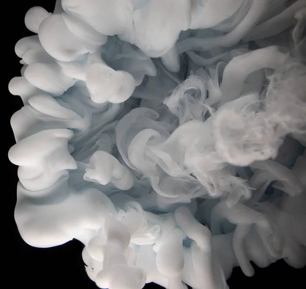 真正的彩绘水落石出 在黑色背景上孤立的白墨水云碰撞 液态大理石图案 现代艺术 摘要流体丙烯酸涂料 — 图库照片