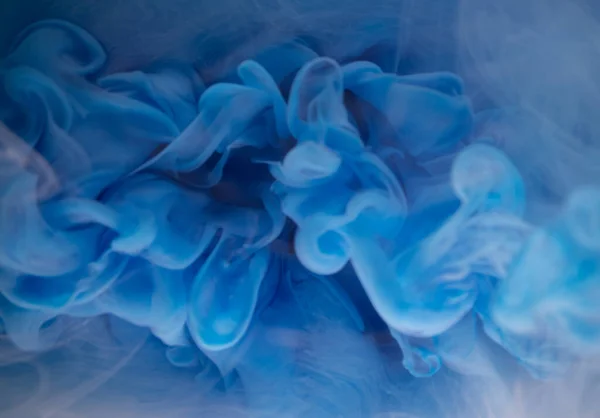 真正的彩绘水落石出 在蓝色背景下孤立的白墨水云碰撞 液态大理石图案 现代艺术 摘要流体丙烯酸涂料 — 图库照片
