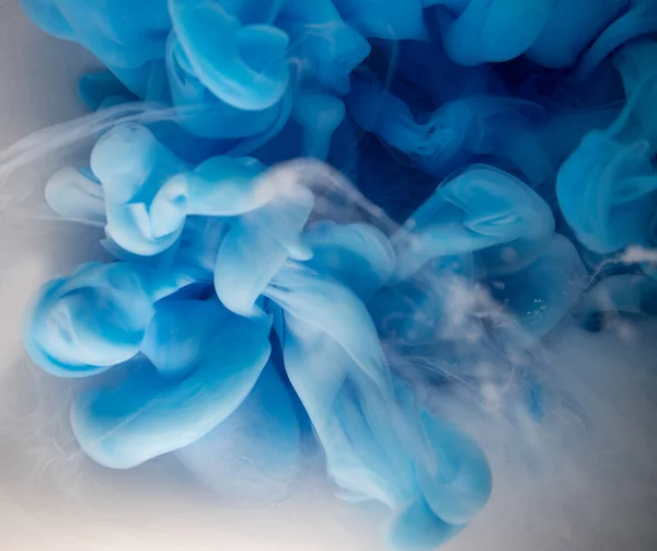 真正的彩绘水落石出 在蓝色背景下孤立的白墨水云碰撞 液态大理石图案 现代艺术 摘要流体丙烯酸涂料 — 图库照片