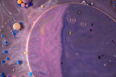 Mor, mavi, pembe ve sarı sıvılar karışımı. Yaratıcı çok renkli arkaplan. Akrilik boya topları soyut doku. Parlak renk sıvısı, akan duvar kağıdı tasarımı. Karışık pigmentler menekşe arkaplan.