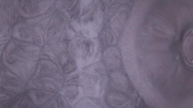 Su dalgalarının, dalgaların, mermerlerin soyut arkaplanı. Güzel sıvı sanat. Akışkan sanat çizimi videosu, renkli dalgalı soyut akrilik doku. Su altında sıvı, derin deniz parçacığı arkaplanı.