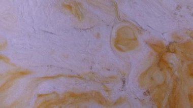 Su dalgalarının, dalgaların, mermerlerin soyut arkaplanı. Güzel sıvı sanat. Akışkan sanat çizimi videosu, renkli dalgalı soyut akrilik doku. Su altında sıvı, derin deniz parçacığı arkaplanı.