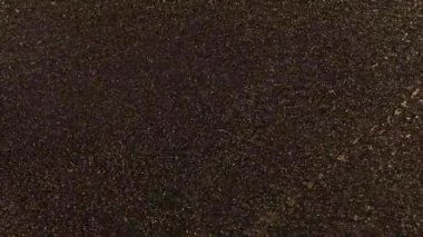 Bronz toz parçacıkları havada yavaş çekimde uçar ve yavaşça kalır. Toz Parçacıkları. Kar tanecikleri. Yüksek kalite 4k görüntü.