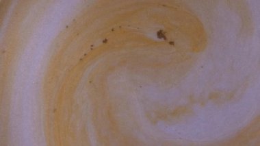 Su dalgalarının, dalgaların, mermerlerin soyut arkaplanı. Güzel sıvı sanat. Akışkan sanat çizimi videosu, renkli dalgalı soyut akrilik doku. Su altında sıvı, derin deniz parçacığı arkaplanı.