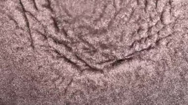 Su dalgalarının, dalgaların, mermerlerin soyut arkaplanı. Güzel sıvı sanat. Akışkan sanat çizimi videosu, renkli dalgalı soyut akrilik doku. Parçacık arkaplanı altında sıvı.