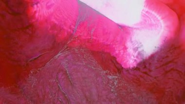 Su dalgalarının, dalgaların, mermerlerin soyut arkaplanı. Güzel sıvı sanat. Akışkan sanat çizimi, renkli dalgalı soyut akrilik doku. Pembe, kırmızı boyada parıldayan parıltı..