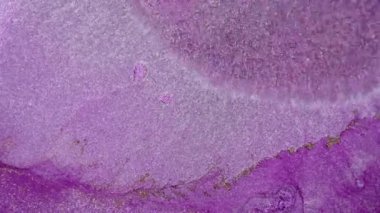 Su dalgalarının, dalgaların, mermerlerin soyut arkaplanı. Güzel sıvı sanat. Akışkan sanat çizimi videosu, renkli dalgalı soyut akrilik doku. Pembe rengin içinde parıldayan parıltı..