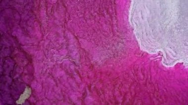 Su dalgalarının, dalgaların, mermerlerin soyut arkaplanı. Güzel sıvı sanat. Akışkan sanat çizimi videosu, renkli dalgalı soyut akrilik doku. Pembe rengin içinde parıldayan parıltı..