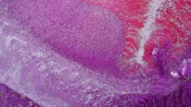 Su dalgalarının, dalgaların, mermerlerin soyut arkaplanı. Güzel sıvı sanat. Akışkan sanat çizimi videosu, renkli dalgalı soyut akrilik doku. Pembe rengin içinde parıldayan parıltı..