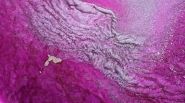 Su dalgalarının, dalgaların, mermerlerin soyut arkaplanı. Güzel sıvı sanat. Akışkan sanat çizimi videosu, renkli dalgalı soyut akrilik doku. Pembe rengin içinde parıldayan parıltı..