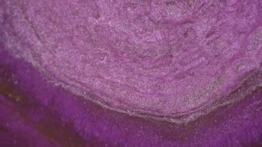 Su dalgalarının, dalgaların, mermerlerin soyut arkaplanı. Güzel sıvı sanat. Akışkan sanat çizimi videosu, renkli dalgalı soyut akrilik doku. Pembe rengin içinde parıldayan parıltı..