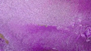 Su dalgalarının, dalgaların, mermerlerin soyut arkaplanı. Güzel sıvı sanat. Akışkan sanat çizimi videosu, renkli dalgalı soyut akrilik doku. Pembe rengin içinde parıldayan parıltı..