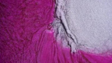 Su dalgalarının, dalgaların, mermerlerin soyut arkaplanı. Güzel sıvı sanat. Akışkan sanat çizimi videosu, renkli dalgalı soyut akrilik doku. Pembe rengin içinde parıldayan parıltı..