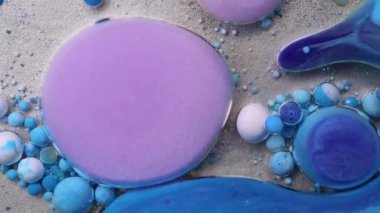 Mor, mavi, pembe ve sarı sıvılar karışımı. Yaratıcı çok renkli arkaplan. Akrilik boya topları soyut doku. Parlak renk sıvısı, akan duvar kağıdı tasarımı. Karışık pigmentler arkaplanı.