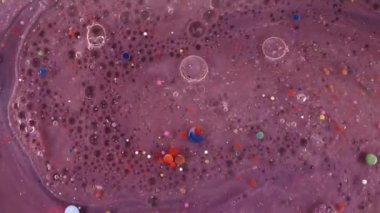 Mor, mavi, pembe ve sarı sıvılar karışımı. Yaratıcı çok renkli arkaplan. Akrilik boya topları soyut doku. Parlak renk sıvısı, akan duvar kağıdı tasarımı. Su ve yağda akrilik rengi.