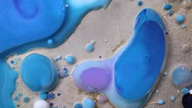 Mor, mavi, pembe ve sarı sıvılar karışımı. Yaratıcı çok renkli arkaplan. Akrilik boya topları soyut doku. Parlak renk sıvısı, akan duvar kağıdı tasarımı. Karışık pigmentler arkaplanı.