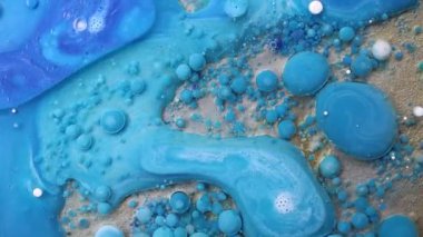 Mor, mavi, pembe ve sarı sıvılar karışımı. Yaratıcı çok renkli arkaplan. Akrilik boya topları soyut doku. Parlak renk sıvısı, akan duvar kağıdı tasarımı. Karışık pigmentler arkaplanı.