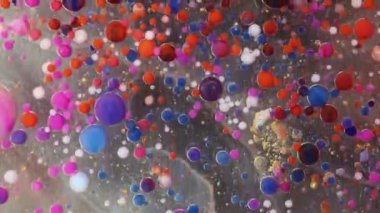 Mor, mavi, pembe ve sarı sıvılar karışımı. Yaratıcı çok renkli arkaplan. Akrilik boya topları soyut doku. Parlak renk sıvısı, akan duvar kağıdı tasarımı. Karışık pigmentler menekşe arkaplan.