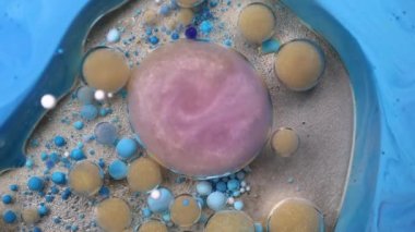 Mor, mavi, pembe ve sarı sıvılar karışımı. Yaratıcı çok renkli arkaplan. Akrilik boya topları soyut doku. Parlak renk sıvısı, akan duvar kağıdı tasarımı. Karışık pigmentler arkaplanı.