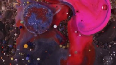 Mor, mavi, pembe ve sarı sıvılar karışımı. Yaratıcı çok renkli arkaplan. Akrilik boya topları soyut doku. Parlak renk sıvısı, akan duvar kağıdı tasarımı. Su ve yağda akrilik rengi.