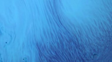 Mor, mavi, pembe ve sarı sıvılar karışımı. Yaratıcı çok renkli arkaplan. Akrilik boya topları soyut doku. Parlak renk sıvısı, akan duvar kağıdı tasarımı. Karışık pigmentler arkaplanı.