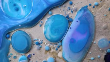 Mor, mavi, pembe ve sarı sıvılar karışımı. Yaratıcı çok renkli arkaplan. Akrilik boya topları soyut doku. Parlak renk sıvısı, akan duvar kağıdı tasarımı. Karışık pigmentler arkaplanı.