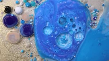 Mor, mavi, pembe ve sarı sıvılar karışımı. Yaratıcı çok renkli arkaplan. Akrilik boya topları soyut doku. Parlak renk sıvısı, akan duvar kağıdı tasarımı. Karışık pigmentler arkaplanı.