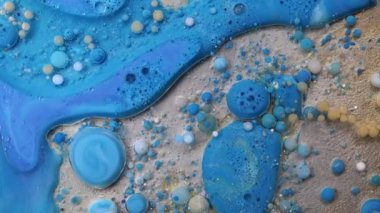 Mor, mavi, pembe ve sarı sıvılar karışımı. Yaratıcı çok renkli arkaplan. Akrilik boya topları soyut doku. Parlak renk sıvısı, akan duvar kağıdı tasarımı. Karışık pigmentler arkaplanı.