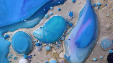 Mor, mavi, pembe ve sarı sıvılar karışımı. Yaratıcı çok renkli arkaplan. Akrilik boya topları soyut doku. Parlak renk sıvısı, akan duvar kağıdı tasarımı. Karışık pigmentler arkaplanı.