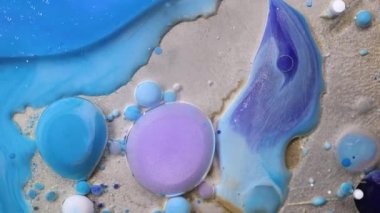 Mor, mavi, pembe ve sarı sıvılar karışımı. Yaratıcı çok renkli arkaplan. Akrilik boya topları soyut doku. Parlak renk sıvısı, akan duvar kağıdı tasarımı. Karışık pigmentler arkaplanı.