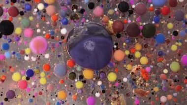 Mor, mavi, pembe ve sarı sıvılar karışımı. Yaratıcı çok renkli arkaplan. Akrilik boya topları soyut doku. Parlak renk sıvısı, akan duvar kağıdı tasarımı. Karışık pigmentler menekşe arkaplan.