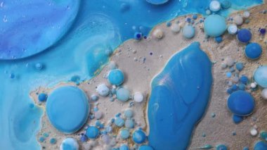 Mor, mavi, pembe ve sarı sıvılar karışımı. Yaratıcı çok renkli arkaplan. Akrilik boya topları soyut doku. Parlak renk sıvısı, akan duvar kağıdı tasarımı. Karışık pigmentler arkaplanı.