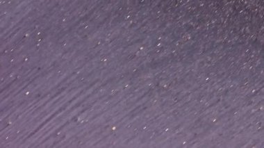 Sıvı boya arka planda sıçrama ve girdapla karışımı. Akışkan sanat çizimi videosu. Renkli dalgalı akrilik doku. Beyaz, siyah ve altın renkli ayrıntılı arka plan hareketi. Yüksek kalite 4k