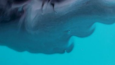 Soyut sıvı sanat akrilik dokuyu akışkan bir efektle çiziyor. Mor, mavi ve beyaz renkli sanatsal arka plan hareketi. Sıvı boya arka planda sıçrama ve girdapla karışır.. 