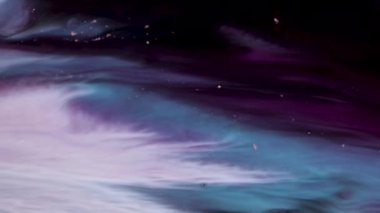 Sıvı boya arka planda sıçrama ve girdapla karışımı. Akışkan sanat çizimi videosu. Renkli dalgalı akrilik doku. Beyaz, siyah ve altın renkli ayrıntılı arka plan hareketi. Yüksek kalite 4k