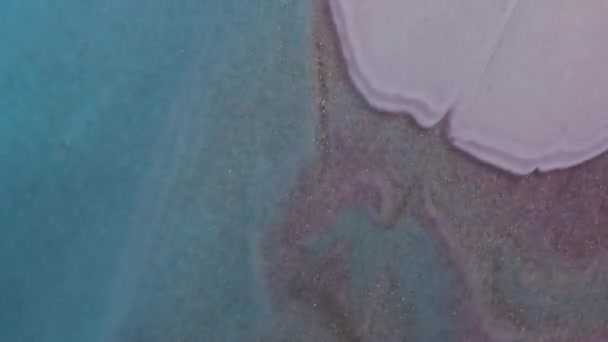 抽象流体艺术 具有流动效果的丙烯酸质感 艺术背景运动与紫色 蓝色和白色的溢出 水花和漩涡混合的液体涂料背景 — 图库视频影像