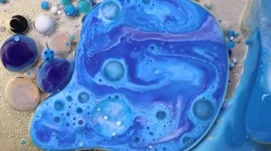 Mor, mavi, pembe ve sarı sıvılar karışımı. Yaratıcı çok renkli arkaplan. Akrilik boya topları soyut doku. Parlak renk sıvısı, akan duvar kağıdı tasarımı. Karışık pigmentler arkaplanı.