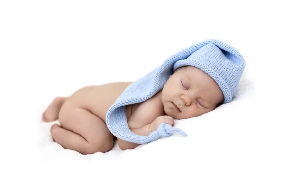 Младенец, спящий в синей шапке — стоковое фото