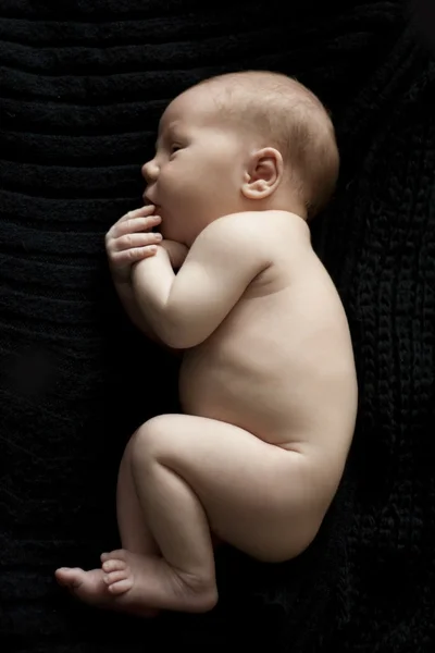 Bébé sur fond noir — Photo