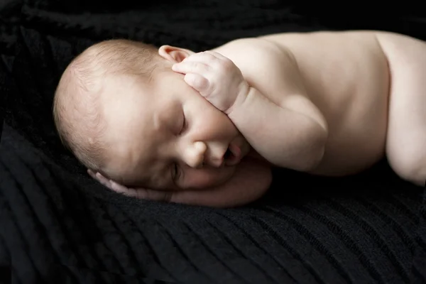 Baby auf schwarzem Hintergrund — Stockfoto