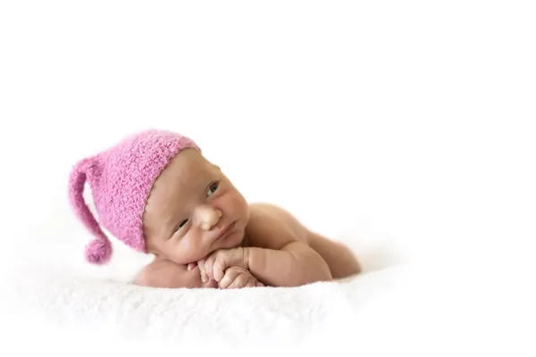 Nyfødt barn med rosa bærlue – stockfoto