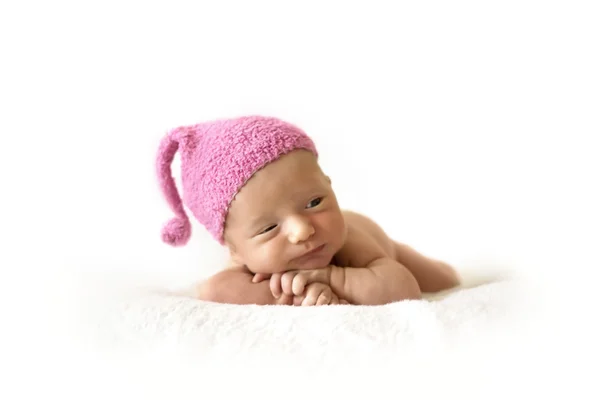 Nyfött barn i rosa bär mössa — Stockfoto
