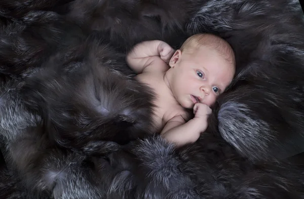 Neugeborenes Baby auf Fell — Stockfoto