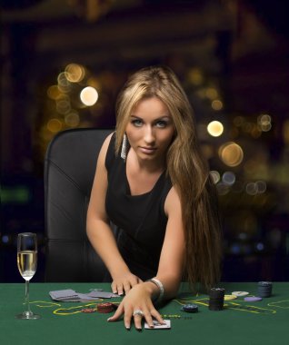 Kız, bokeh oynarken Casino